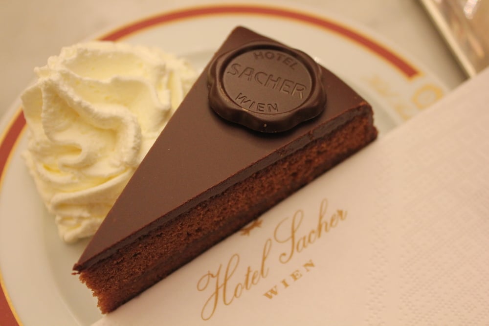 fetta di torta Sacher dell'Hotel Sacher Vienna