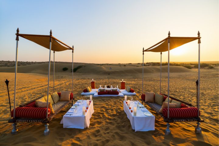 cena nel deserto al tramonto