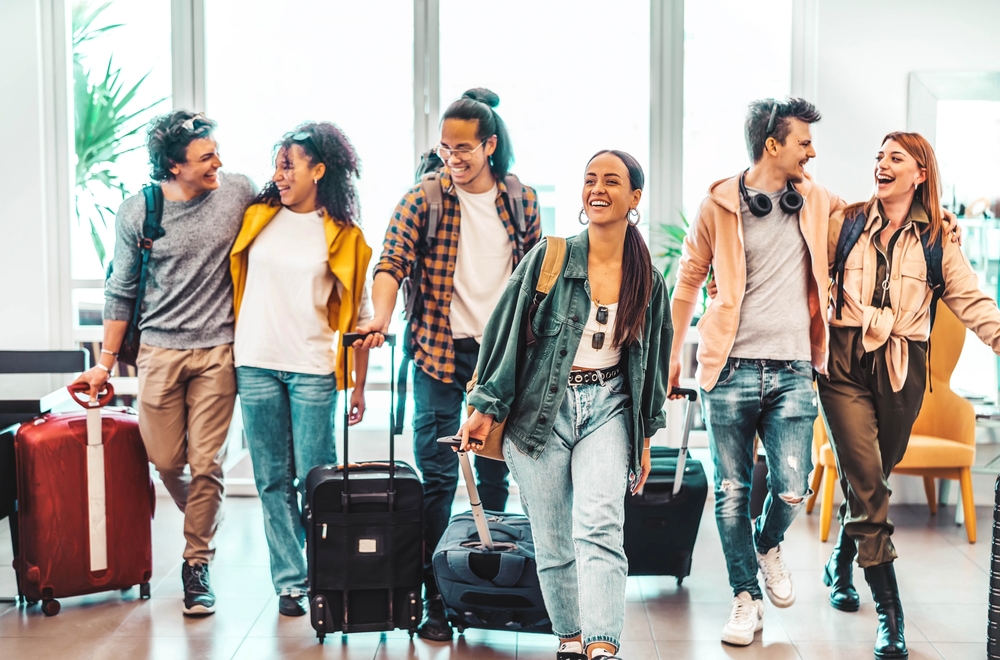 Gruppo di amici all'aeroporto